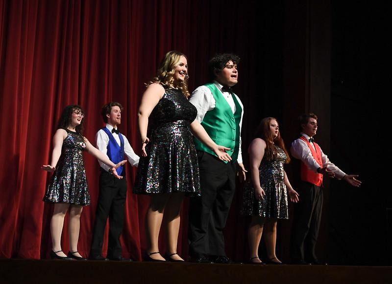 Gadsden State Singers performing at a Night of 美术